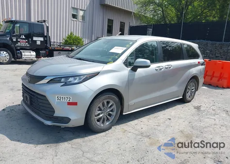 2021 Toyota Sienna Le z USA, uszkodzony, nr VIN 5TDKSKFC9MS035607